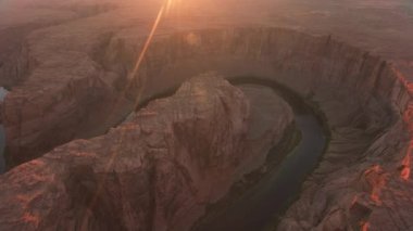Horseshoe Bend, Arizona 2019 dolaylarında. Arizona 'daki Horseshoe Bend' in hava manzarası. Helikopterden Cineflex gimbal ve RED 8K kamerayla çekildi..