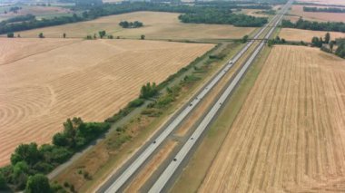 Oregon dolaylı 2021: 5 numaralı otoban ve çiftlik arazilerinin havadan görünüşü. Helicopter 'dan Cineflex ve RED 8K.
