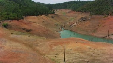 Shasta Gölü, Kaliforniya Ağustos 2021: Yaz kuraklığı sırasında Shasta Gölü 'nün havadan görünüşü