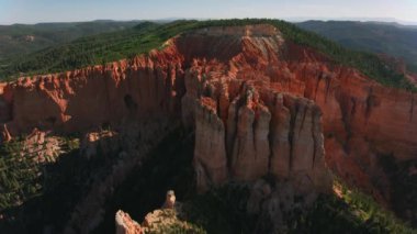 Bryce Canyon, Utah 2019 dolaylarında. Bryce Kanyonu 'nun havadan görünüşü. Helikopterden Cineflex gimbal ve RED 8K kamerayla çekildi..