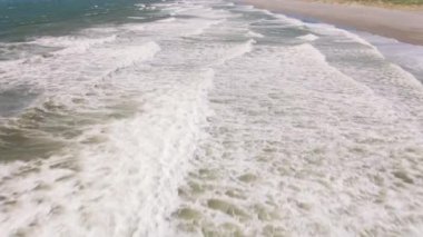 Güzel sahil ve deniz manzarasının üstünde doğa manzarası var. 