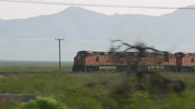 Wyoming 2018 dolaylarında. Tren Wyoming 'in kırsal kesiminden geçiyor..