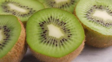 Yakın plan taze kivi meyvesi.