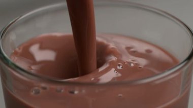 Çikolata protien karışımı yavaş çekimde.
