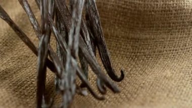 Vanilya çekirdekleri ağır çekimde çuval bezi dokusuna düşüyor. Görüntü: Fantom Flex 4K kamera.