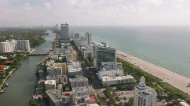 Miami, Florida 2019 dolaylarında. Miami plajının gündüz hava görüntüsü. Helikopterden Cineflex gimbal ve RED 8K kamerayla çekildi..
