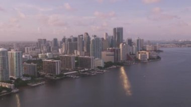 Miami, Florida 2019 dolaylarında. Gün batımında Miami 'nin hava manzarası. Helikopterden Cineflex gimbal ve RED 8K kamerayla çekildi..