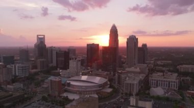 Charlotte, Kuzey Carolina 2019 dolaylarında. Gün batımında Charlotte 'un hava görüntüsü. Helikopterden Cineflex gimbal ve RED 8K kamerayla çekildi..