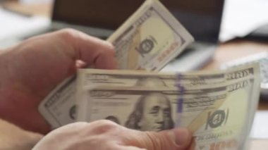 Adamın para sayarken yakın plan fotoğrafı..