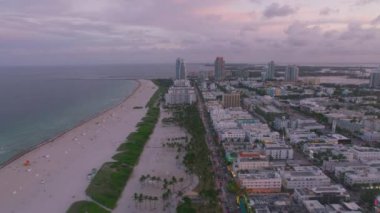 Miami, Florida 2019 dolaylarında. Gün batımında Miami Plajı 'nın havadan görüntüsü. Helikopterden Cineflex gimbal ve RED 8K kamerayla çekildi..