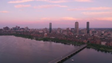 Boston, Massachusetts 2019 dolaylarında. Gün batımında Boston 'un hava manzarası. Helikopterden Cineflex gimbal ve RED 8K kamerayla çekildi..