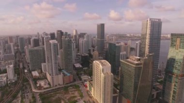 Miami, Florida 2019 dolaylarında. Gün batımında Miami 'nin hava manzarası. Helikopterden Cineflex gimbal ve RED 8K kamerayla çekildi..