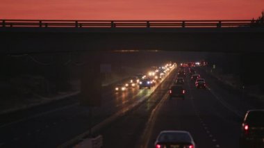 Oregon 2017 dolaylarında, Güney Oregon 'daki Yukarı Masa Kayası üzerinde uçuyor..