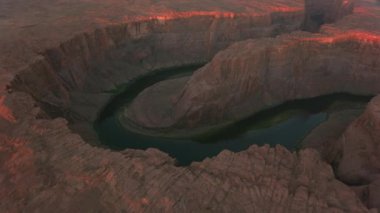 Horseshoe Bend, Arizona 2019 dolaylarında. Arizona 'daki Horseshoe Bend' in hava manzarası. Helikopterden Cineflex gimbal ve RED 8K kamerayla çekildi..