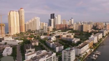 Miami, Florida 2019 dolaylarında. Miami plajının gündüz hava görüntüsü. Helikopterden Cineflex gimbal ve RED 8K kamerayla çekildi..