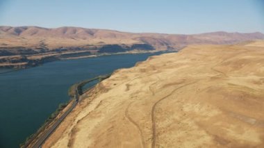 Oregon circa-2021: Columbia River Gorge 'un havadan görünüşü. Helicopter 'dan Cineflex ve RED 8K.