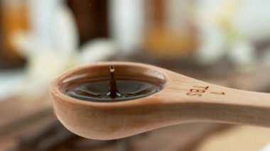 Vanilya özünü ölçme kaşığına boşalt, yavaş çekimde. Görüntü: Fantom Flex 4K kamera.