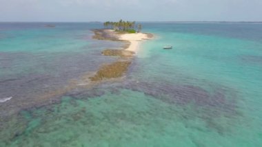 Nassau, Bahamalar: Küçük tropikal ada ve teknenin yanından uçmak