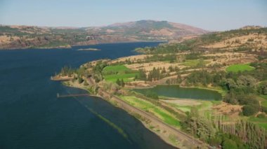 Oregon circa-2021: Columbia River Gorge 'un havadan görünüşü. Helicopter 'dan Cineflex ve RED 8K.