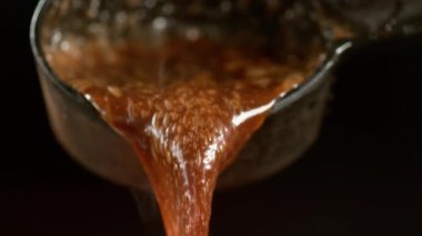 Erimiş karamelli sos yavaş çekimde akıyor. Phantom Flex 4K kamera ile çekildi..