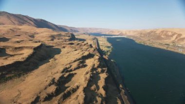 Oregon circa-2021: Columbia Nehri Boğazı 'ndaki John Day Barajı' nın havadan görünüşü. Helicopter 'dan Cineflex ve RED 8K.