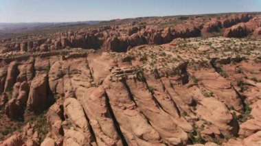 Canyonlands Ulusal Parkı, Utah 2019 dolaylarında. Kanyonlar 'ın havadan görünüşü. Helikopterden Cineflex gimbal ve RED 8K kamerayla çekildi..