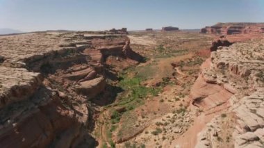 Canyonlands Ulusal Parkı, Utah 2019 dolaylarında. Kanyonlar 'ın havadan görünüşü. Helikopterden Cineflex gimbal ve RED 8K kamerayla çekildi..