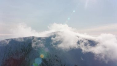 Adams Dağı, Washington 2019 dolaylarında. Adams Dağı 'nın havadan görünüşü. Helikopterden Cineflex gimbal ve RED 8K kamerayla çekildi..