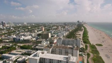 Miami, Florida 2019 dolaylarında. Miami plajının gündüz hava görüntüsü. Helikopterden Cineflex gimbal ve RED 8K kamerayla çekildi..