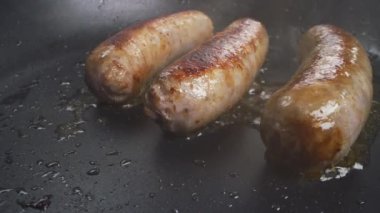 Tavada ızgara yapan sosisler..