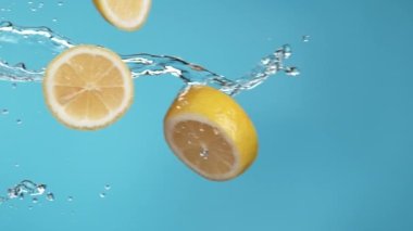 Limon dilimleri ve suyun yavaş çekimde çarpışması. Phantom Flex 4K ile Çekim.