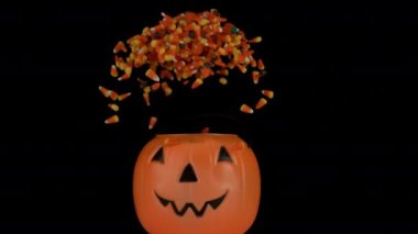 Cadılar bayramı şekeri Jack-o-Lantern 'den yavaş çekimde uçuyor. Phantom Flex 4K kamera ile çekildi..