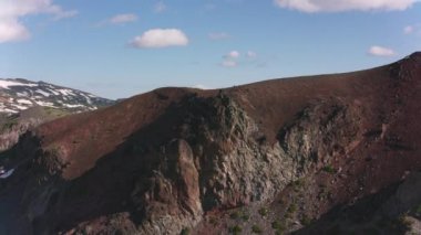 Saint Helens Dağı, Washington 2019 dolaylarında. Saint Helens Dağı 'nın havadan görünüşü. Helikopterden Cineflex gimbal ve RED 8K kamerayla çekildi..