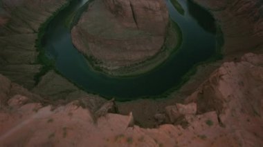 Horseshoe Bend, Arizona 2019 dolaylarında. Arizona 'daki Horseshoe Bend' in hava manzarası. Helikopterden Cineflex gimbal ve RED 8K kamerayla çekildi..