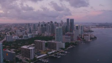 Miami, Florida 2019 dolaylarında. Gün batımında Miami 'nin hava manzarası. Helikopterden Cineflex gimbal ve RED 8K kamerayla çekildi..