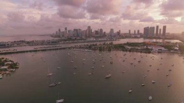 Miami, Florida 2019 dolaylarında. Gün batımında Miami 'nin hava manzarası. Helikopterden Cineflex gimbal ve RED 8K kamerayla çekildi..