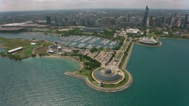 Chicago, Illinois 2019 dolaylarında. Sabah Chicago 'nun hava görüntüsü. Helikopterden Cineflex gimbal ve RED 8K kamerayla çekildi..