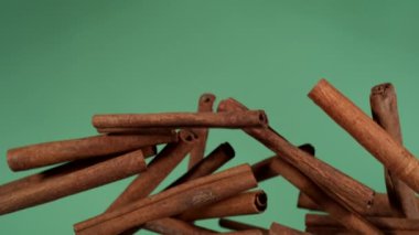 Tarçın çubukları yavaş çekimde uçuyor, yeşil ekran. Phantom Flex 4K kamera ile çekildi..