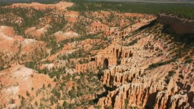 Bryce Canyon, Utah 2019 dolaylarında. Bryce Kanyonu 'nun havadan görünüşü. Helikopterden Cineflex gimbal ve RED 8K kamerayla çekildi..