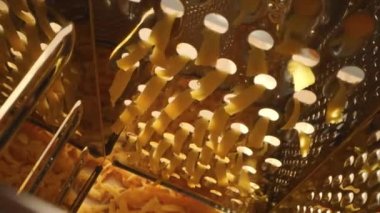 Çedar peyniri; içinde peynir rendesi var.