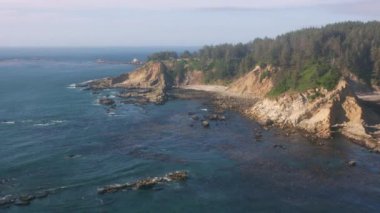 Güzel sahil ve deniz manzarasının üstünde doğa manzarası var. 