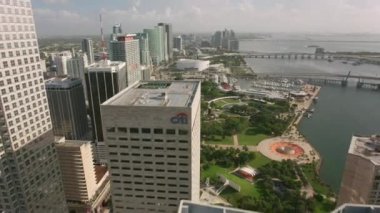 Miami, Florida 2019 dolaylarında. Miami, Florida 'nın gündüz hava görüntüsü. Helikopterden Cineflex gimbal ve RED 8K kamerayla çekildi..