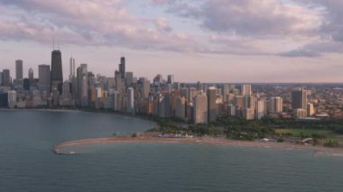 Chicago, Illinois 2019 dolaylarında. Gün batımında Chicago 'nun hava manzarası. Helikopterden Cineflex gimbal ve RED 8K kamerayla çekildi..