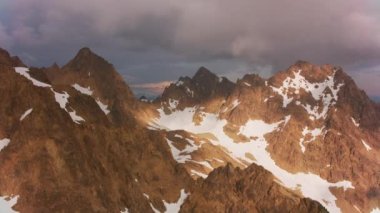 Mount Baker, Washington 2019 dolaylarında. Baker Dağı 'nın havadan görüntüsü. Helikopterden Cineflex gimbal ve RED 8K kamerayla çekildi..