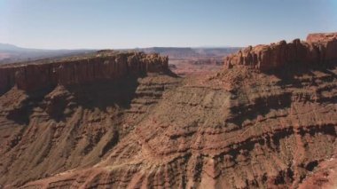 Canyonlands Ulusal Parkı, Utah 2019 dolaylarında. Kanyonlar 'ın havadan görünüşü. Helikopterden Cineflex gimbal ve RED 8K kamerayla çekildi..