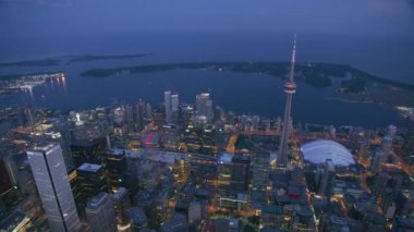 Toronto, Kanada 2019 dolaylarında. Alacakaranlıkta Toronto 'nun hava manzarası. Helikopterden Cineflex gimbal ve RED 8K kamerayla çekildi..