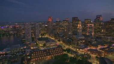 Boston, Massachusetts 2019 dolaylarında. Geceleri Boston 'un hava manzarası. Helikopterden Cineflex gimbal ve RED 8K kamerayla çekildi..