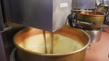 Çikolata fabrikasında çikolatalı şekerleme karışımı.