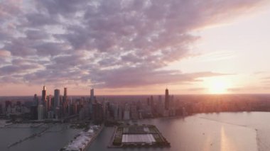 Chicago, Illinois 2019 dolaylarında. Gün batımında Chicago 'nun hava manzarası. Helikopterden Cineflex gimbal ve RED 8K kamerayla çekildi..
