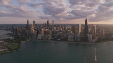 Chicago, Illinois 2019 dolaylarında. Gün batımında Chicago 'nun hava manzarası. Helikopterden Cineflex gimbal ve RED 8K kamerayla çekildi..